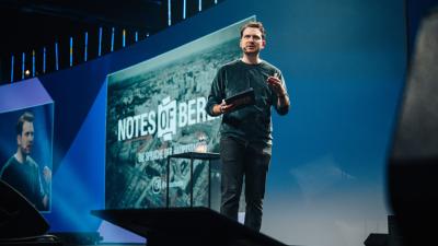 Joab Nist auf der Bühne, ©notesofberlin.live