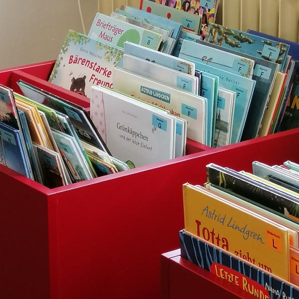 Büchertröge mit Bilderbüchern zum Stöbern © Stadtbibliothek Kempen Flache Box mit Bilderbüchern für kleine Kinder
