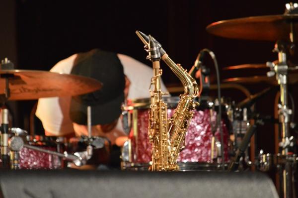 Jazzkonzert im Haus für Familien / Campus, © Bettina Klapheck, Kulturamt Kempen Verschiedene Musikinstrumente auf der Bühne warten auf ihren Einsatz.