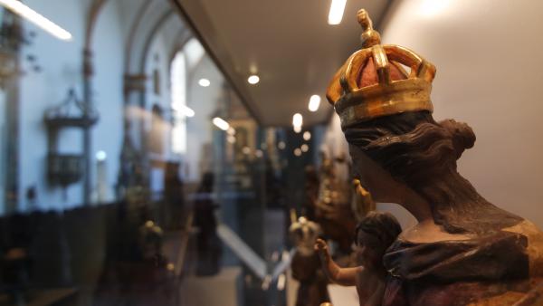 Seitlicher Blick in eine Vitrine in der Paterskirche, © Bettina Klapheck, Kulturamt Kempen