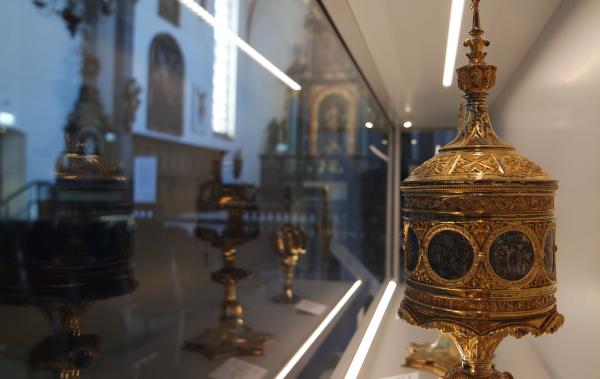 Seitlicher Blick in eine Vitrine in der Paterskirche, © Bettina Klapheck, Kulturamt Kempen