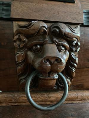 Löwe Holzschnitzerei © Kulturamt, Stadt Kempen Eine Holzapplikation in Form eines Löwenkopfes, Detailaufnahme