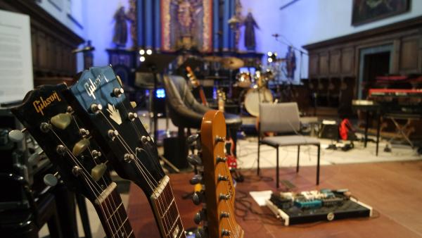Instrumente zum Kultur-Extra Konzert mit rock4 Legends remastered in der Paterskirche,  © Bettina Klapheck, Kulturamt Kempen