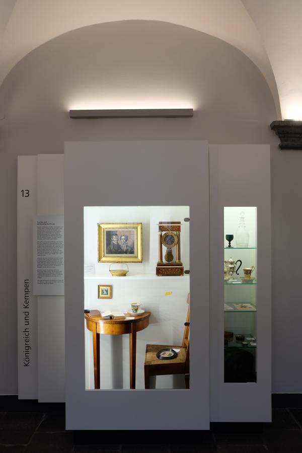 Blick in eine Vitrine der Dauerpräsentation Kempener Stadtgeschichte in den Kreuzgängen des Kulturforum Franziskanerkloster, © Bettina Klapheck, Kulturamt Kempen