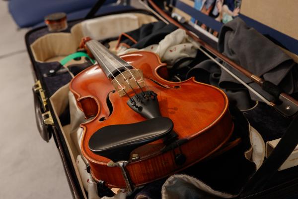 Schnappschuss von einem Instrumentenkoffer bei einem Klosterkonzert in der Paterskirche, © Feenstaub Entertainment, Essen. en