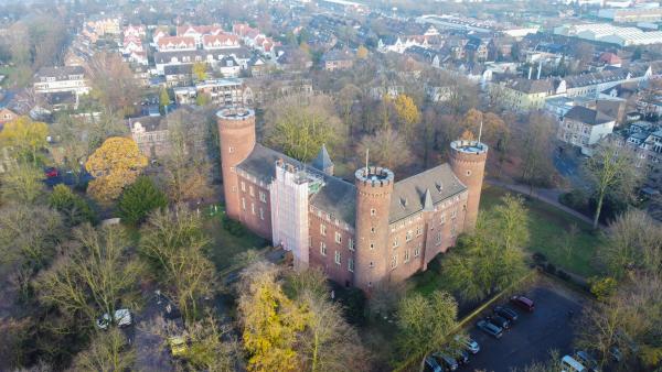 Kempener Burg mit Gerüst, © Feenstaub Entertainment