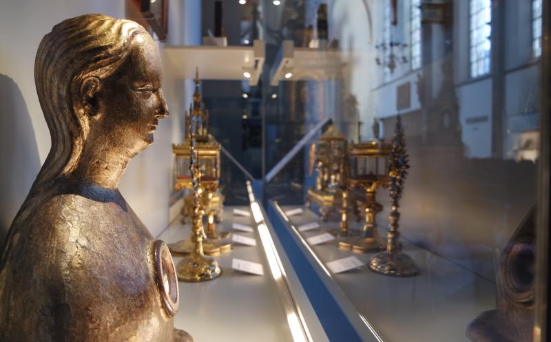 Seitlicher Blick in eine Vitrine in der Paterskirche, © Bettina Klapheck, Kulturamt Kempen