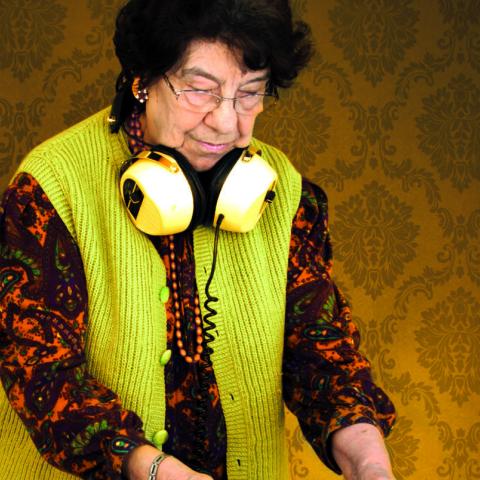 Seniorin mit DJ-Kopfhörern