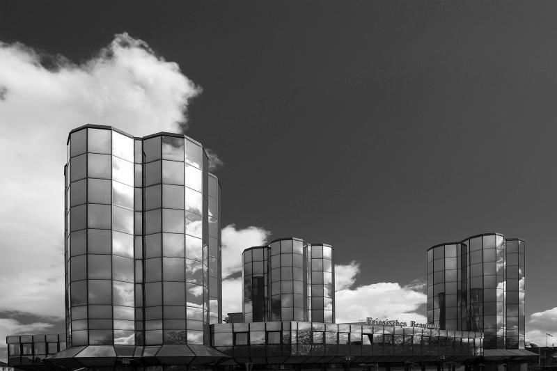 Schwarweiß-Foto von einem Gebäude aus Glasfenstern